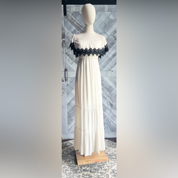 ROMEO + JULIET COUTURE NWT Off Shoulder Maxi Dress - Picture 6 of 12